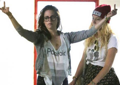 Separada de Robert Pattinson, Kristen Stewart 'chuta o balde' e manda "cotoco" para paparazzi